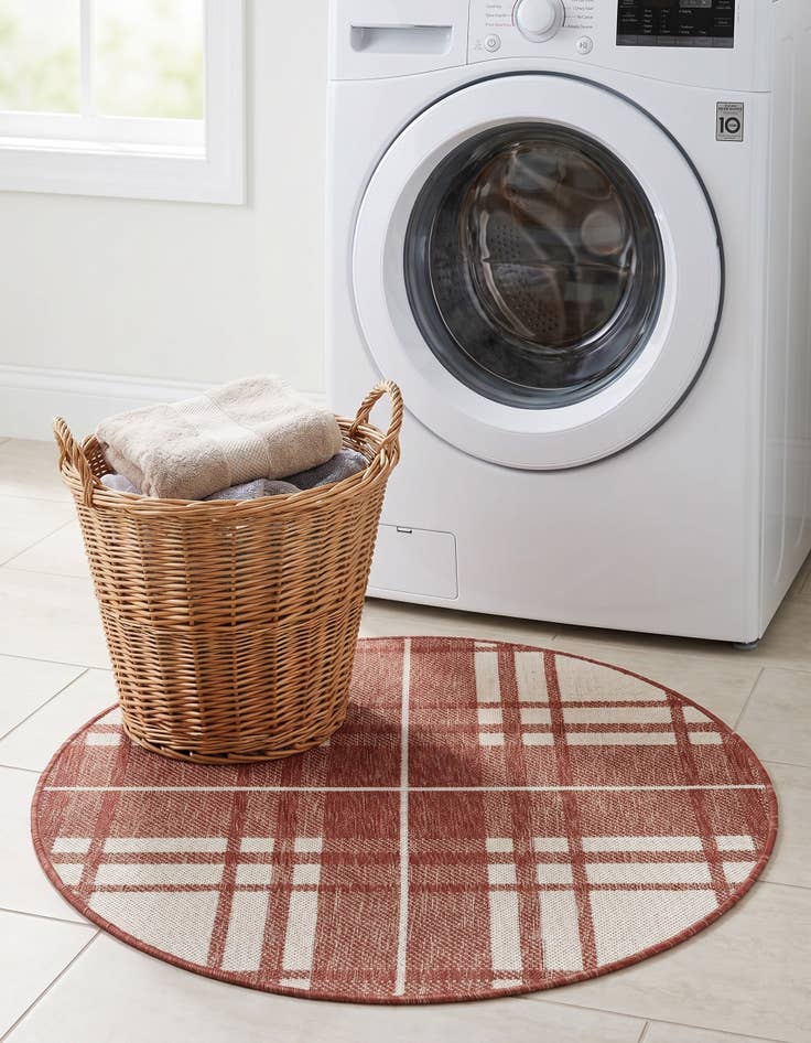 Detail image of 3' x 3' Easy-Clean Checkered Indoor / Outdoor Round Rug