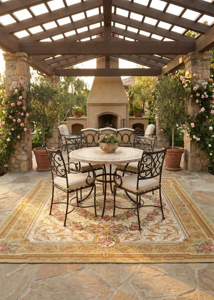 7' 10 x 7' 10 Easy-Clean Traditional Indoor / Outdoor Square Rug