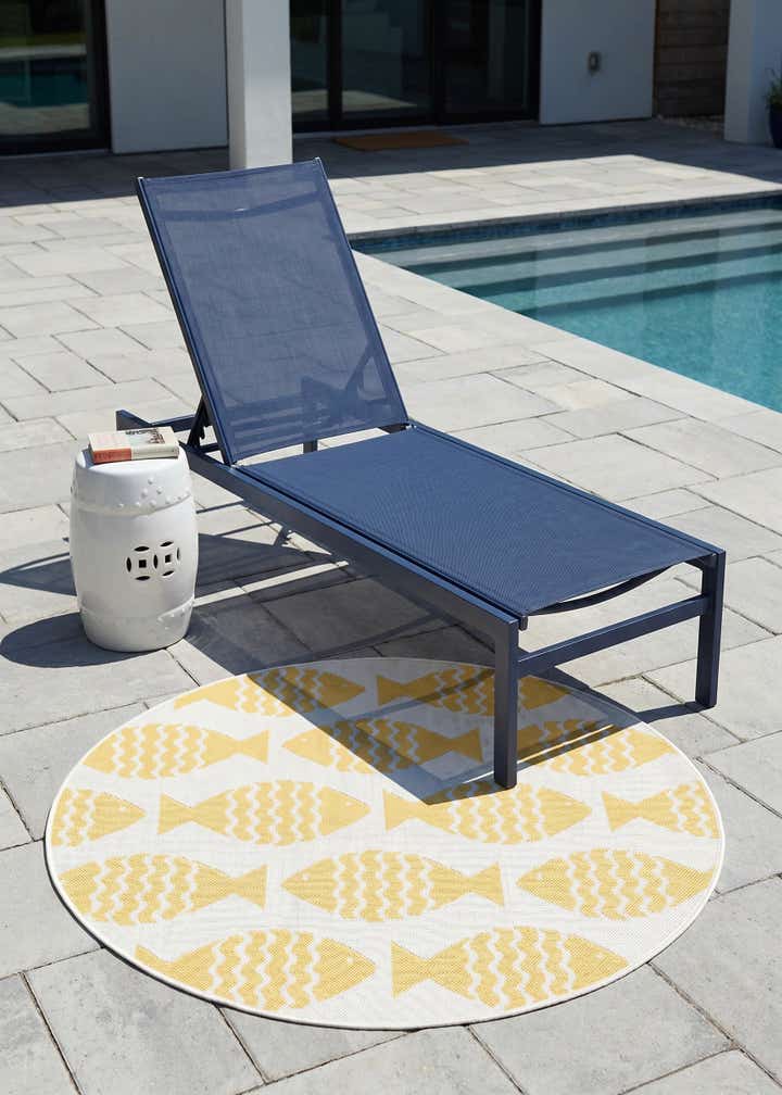 4' 1 x 4' 1 Easy-Clean Coastal Indoor / Outdoor Round Rug