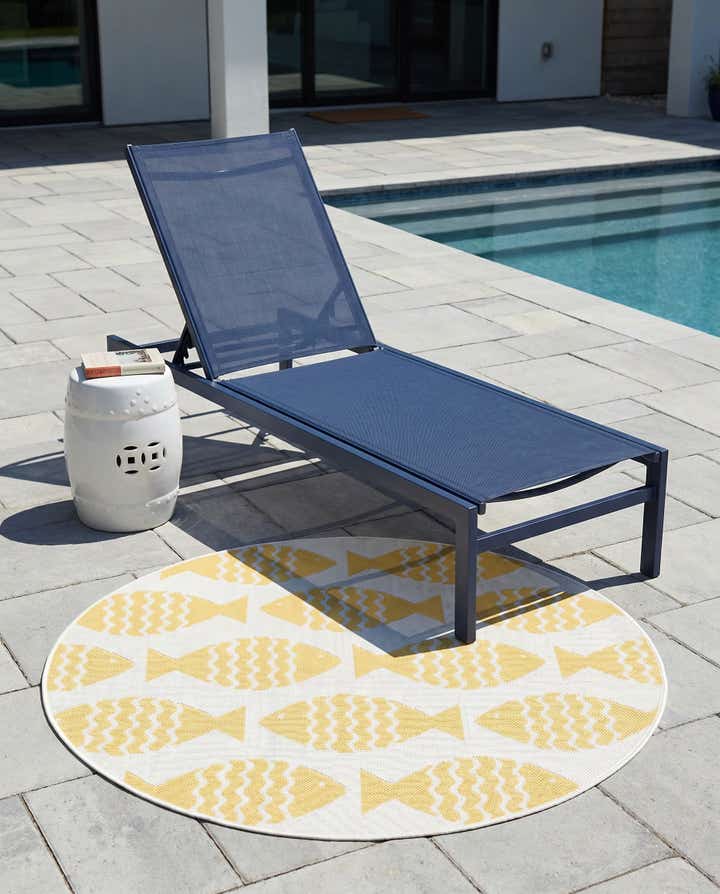 4' 1 x 4' 1 Easy-Clean Coastal Indoor / Outdoor Round Rug