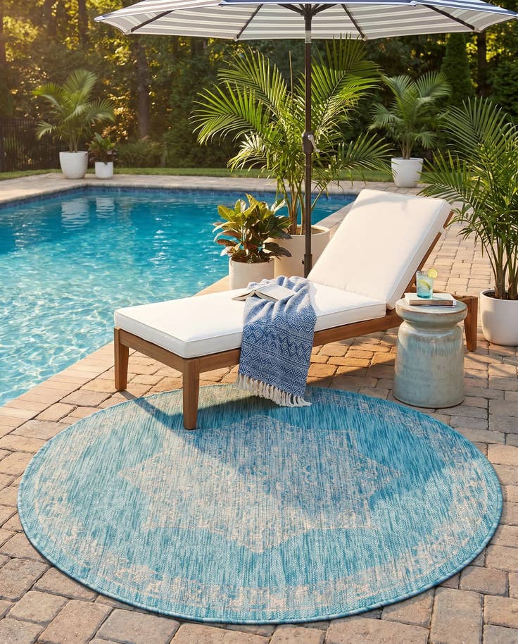 Detail image of 4' x 4' Easy-Clean Traditional Indoor / Outdoor Round Rug