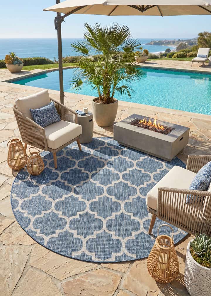7' 10 x 7' 10 Easy-Clean Lattice Indoor / Outdoor Round Rug