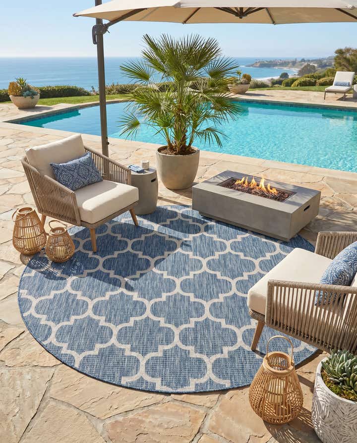 7' 10 x 7' 10 Easy-Clean Lattice Indoor / Outdoor Round Rug