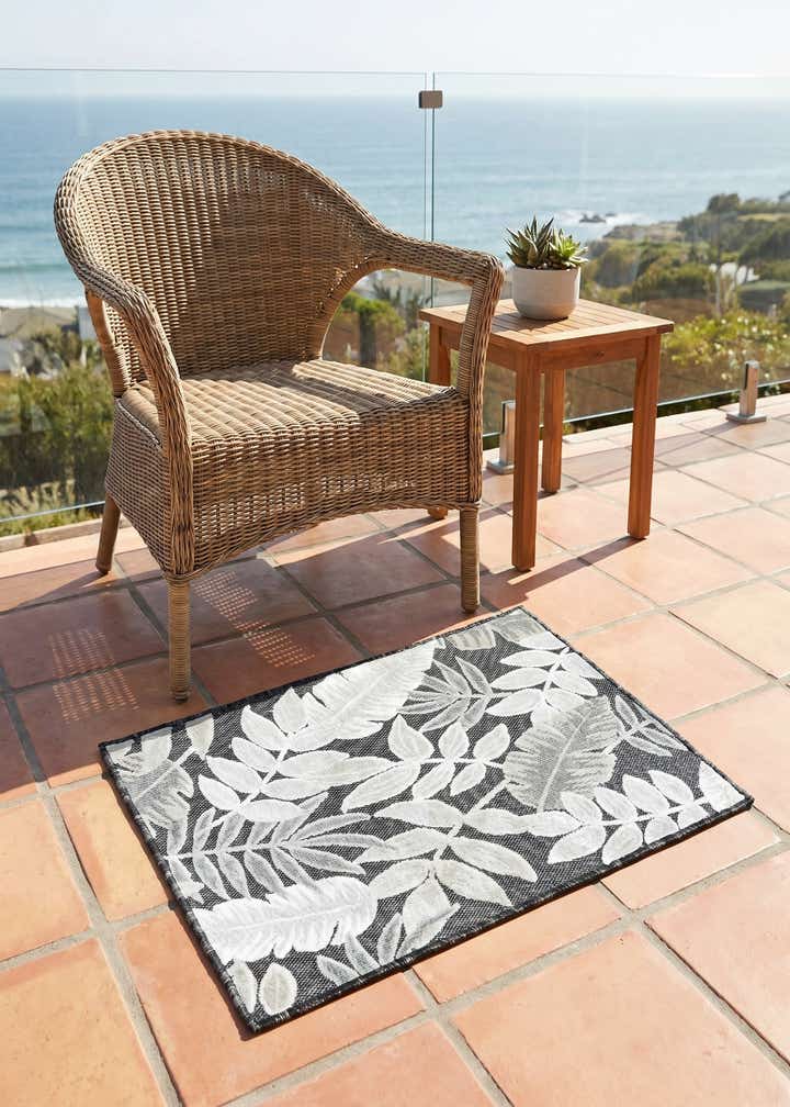 2' 2 x 3' Easy-Clean Botanical Indoor / Outdoor Rug