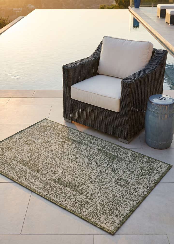 3' x 5' 3 Easy-Clean Traditional Indoor / Outdoor Rug
