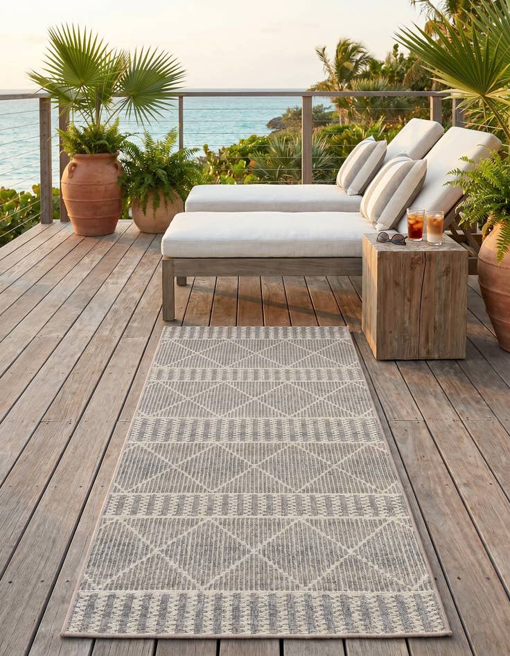 Detail image of 2' 7 x 5' 3 Easy-Clean Trellis Indoor / Outdoor Runner Rug