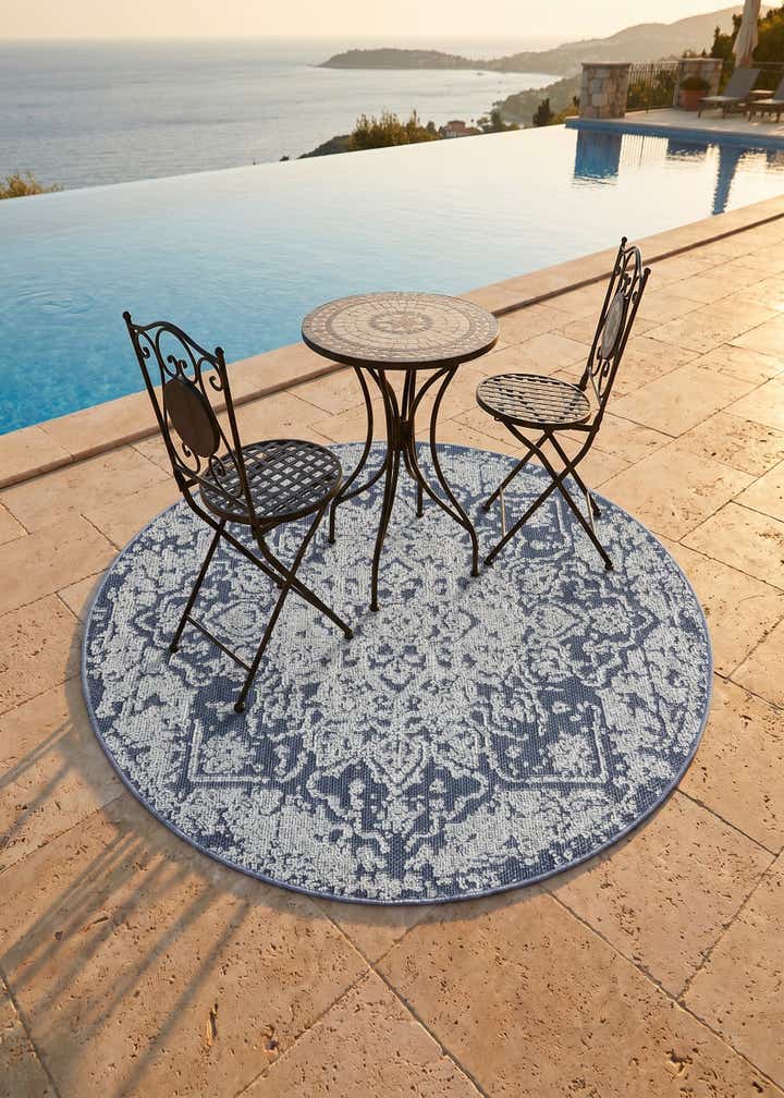 5' 3 x 5' 3 Easy-Clean Traditional Indoor / Outdoor Round Rug