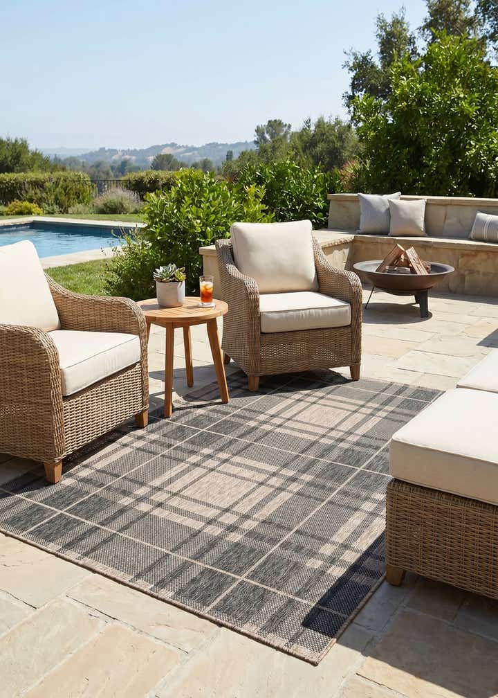 5' 3 x 7' Easy-Clean Checkered Indoor / Outdoor Rug