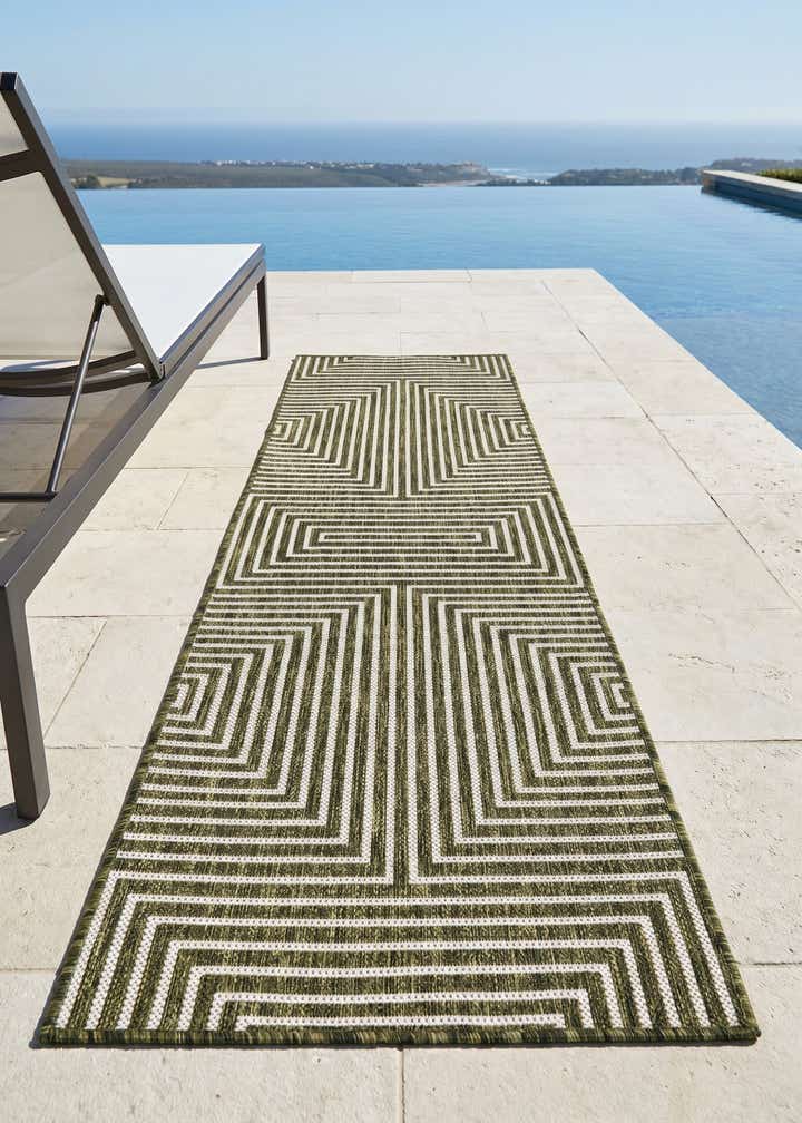 2' x 6' Easy-Clean Modern Indoor / Outdoor Runner Rug