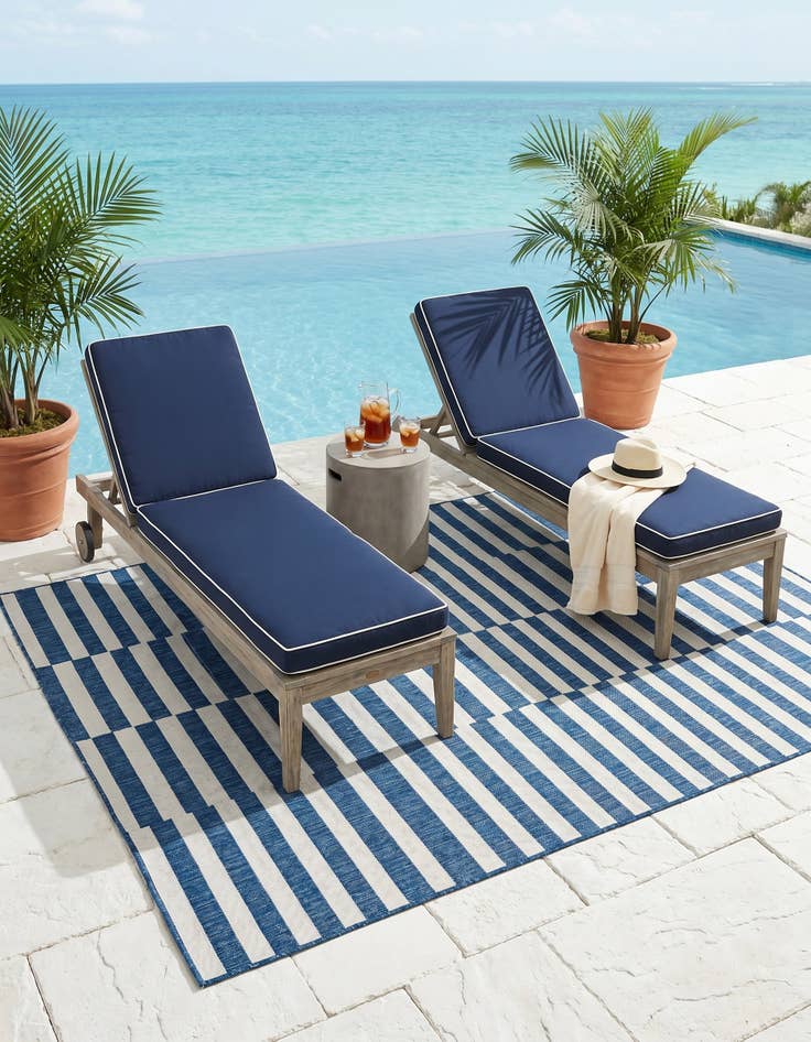 Detail image of 6' x 9' Easy-Clean Ribbon Indoor / Outdoor Rug