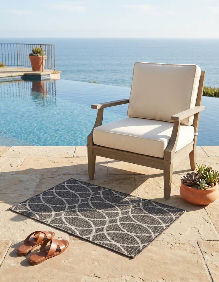 Detail image of 2' x 3' Easy-Clean Trellis Indoor / Outdoor Rug