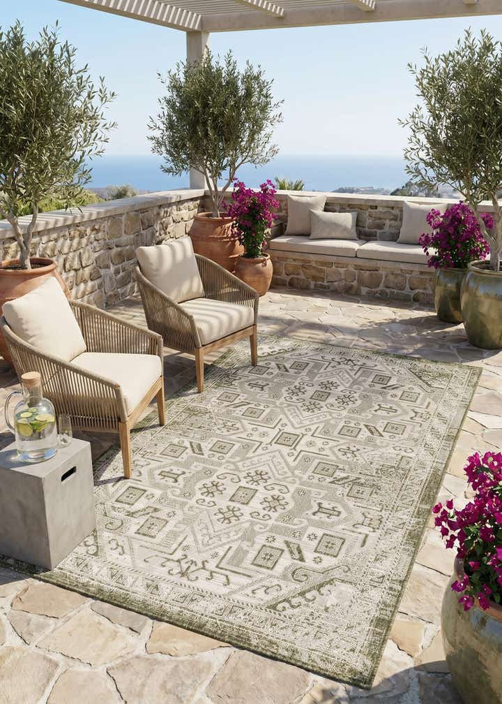 5' 3 x 8' Easy-Clean Aztec Indoor / Outdoor Rug