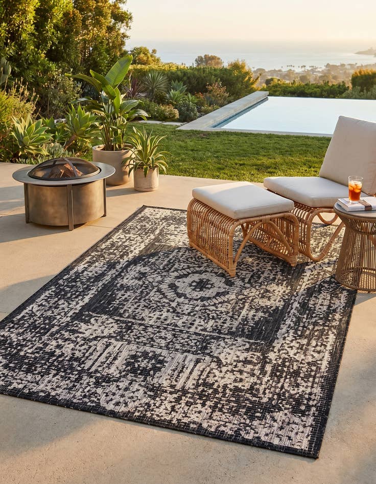 Detail image of 4' x 6' Easy-Clean Traditional Indoor / Outdoor Rug