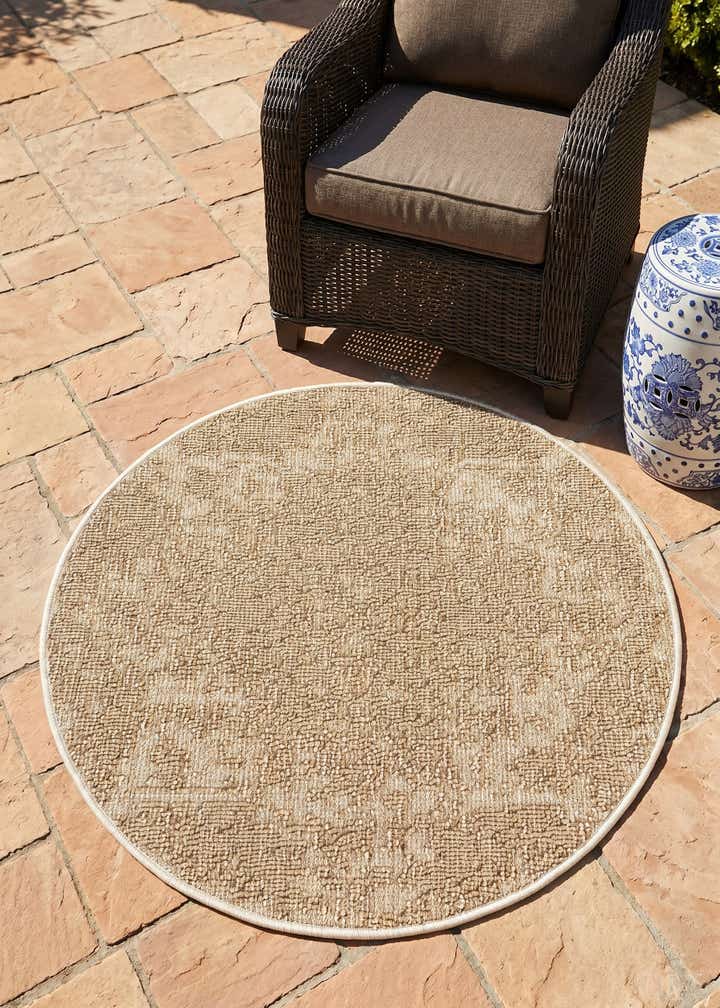 3' 1 x 3' 1 Easy-Clean Traditional Indoor / Outdoor Round Rug