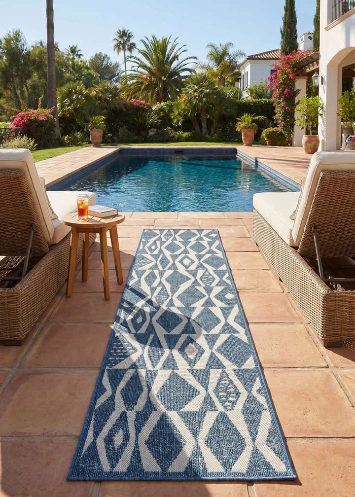 2' 7 x 10' Easy-Clean Baja Indoor / Outdoor Runner Rug