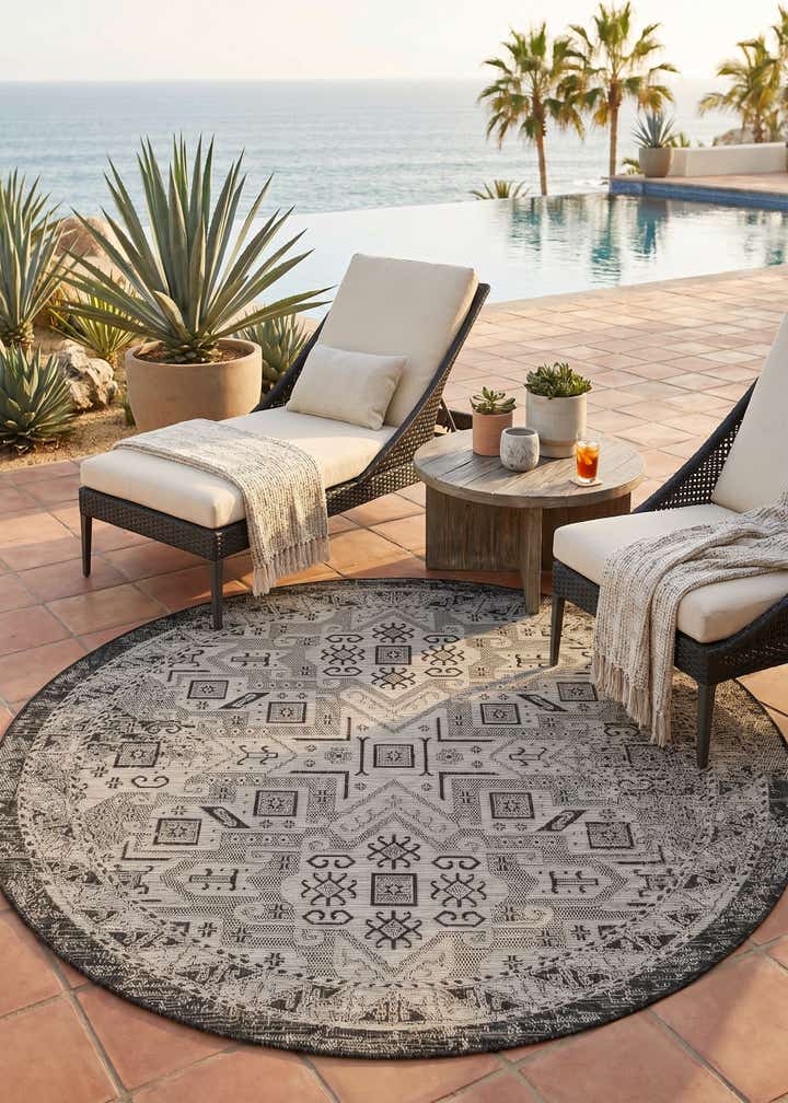 6' x 6' Easy-Clean Aztec Indoor / Outdoor Round Rug