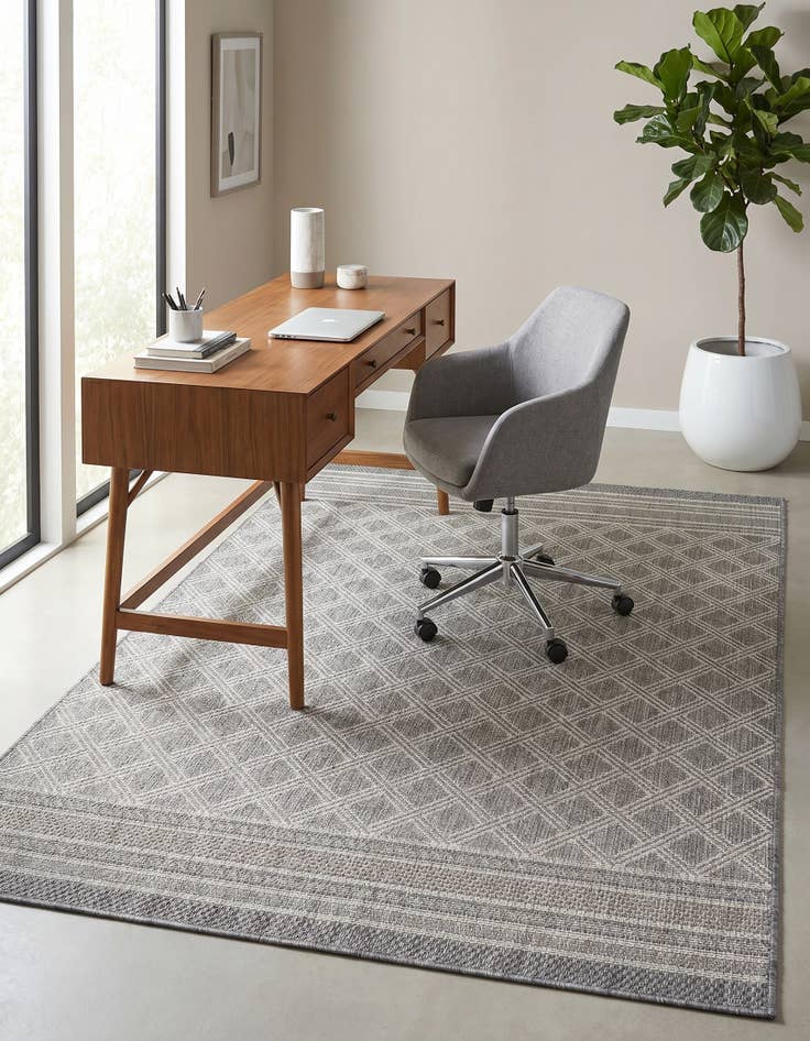 Detail image of 4' 1 x 6' 1 Easy-Clean Trellis Indoor / Outdoor Rug