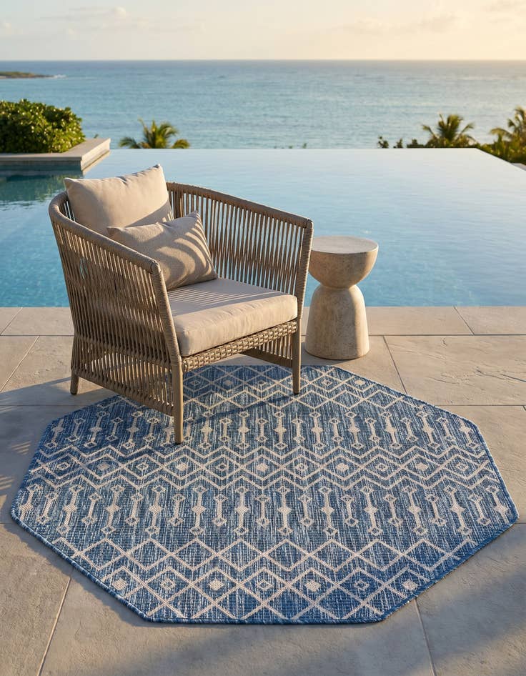 Detail image of 4' x 4' Easy-Clean Trellis Indoor / Outdoor Octagon Rug