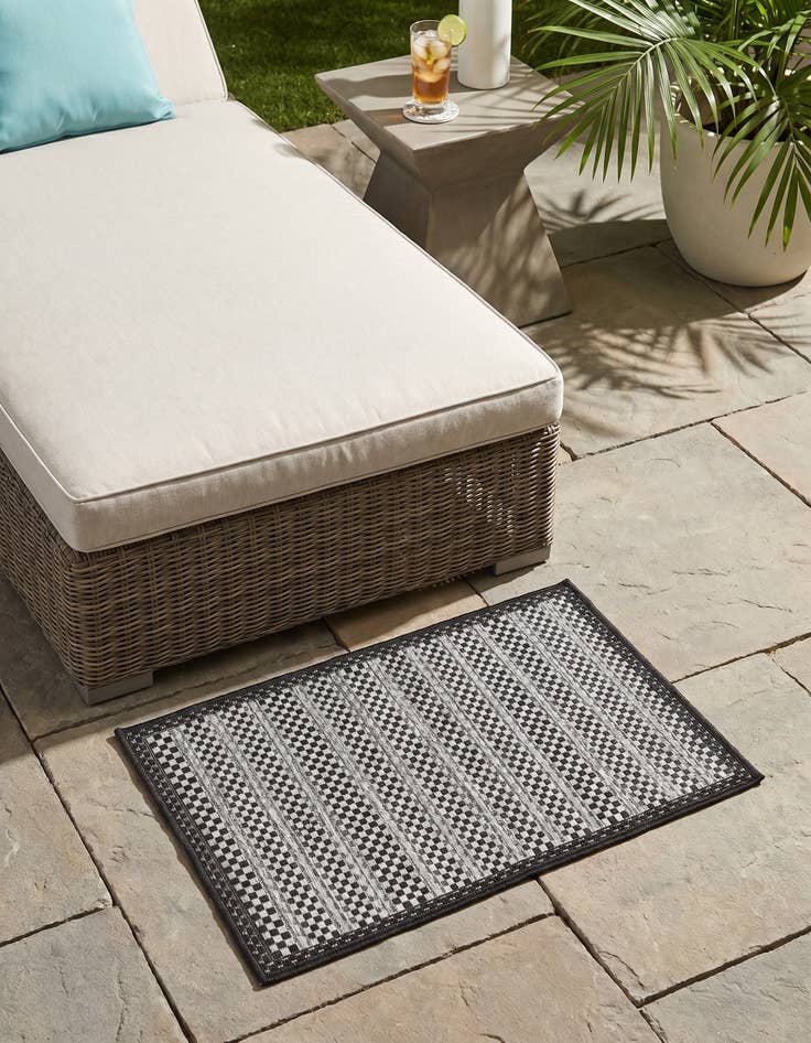 Detail image of 2' 2 x 3' Easy-Clean Border Indoor / Outdoor Rug