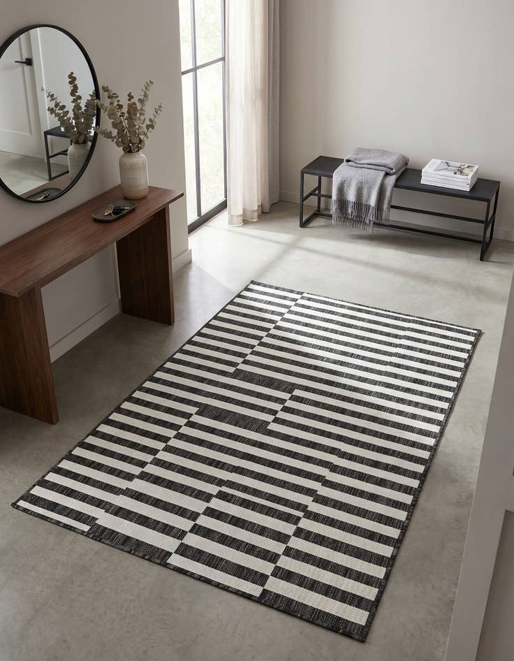 Detail image of 4' x 6' Easy-Clean Ribbon Indoor / Outdoor Rug