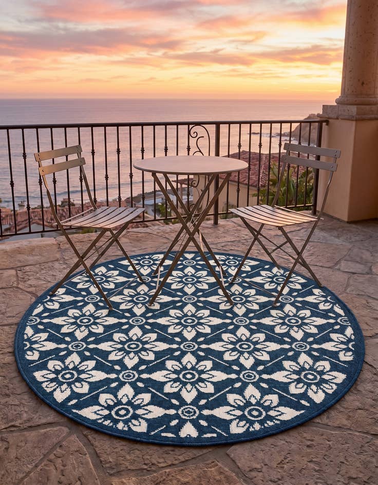 Detail image of 4' x 4' Easy-Clean Lattice Indoor / Outdoor Round Rug