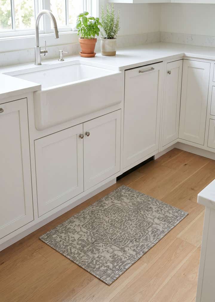 2' x 3' Easy-Clean Jill Zarin Dubai Indoor / Outdoor Rug