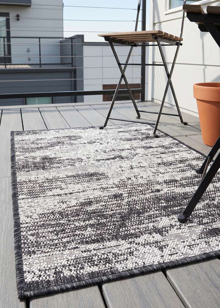 2' x 3' Easy-Clean Modern Indoor / Outdoor Rug