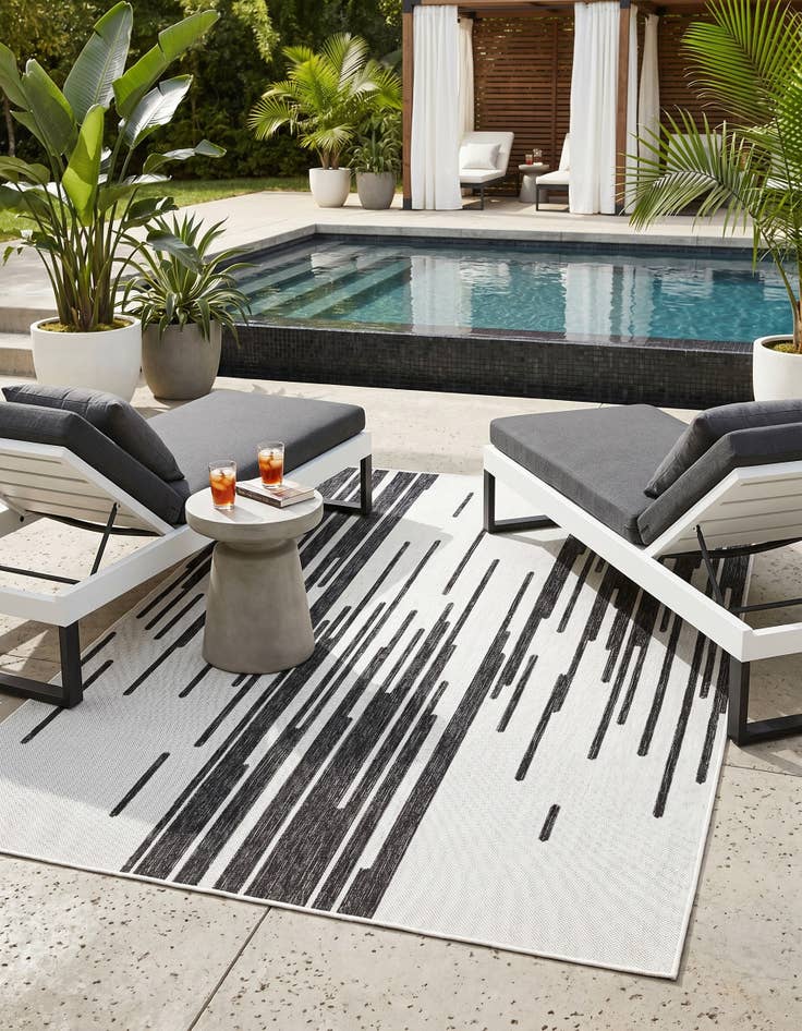 Detail image of 5' 3 x 8' Easy-Clean Modern Indoor / Outdoor Rug