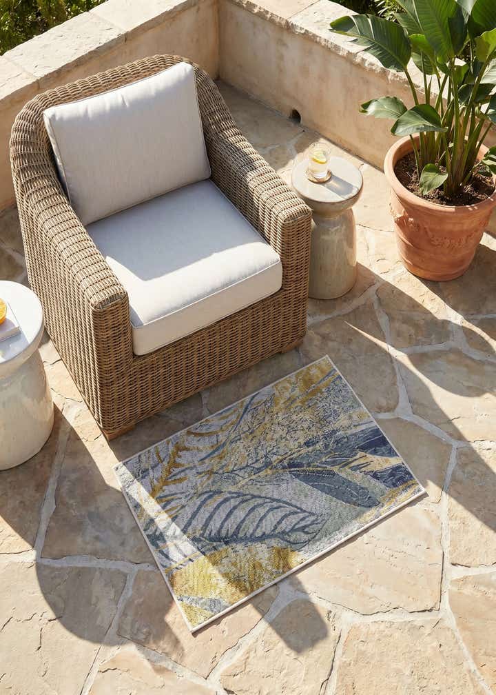 2' x 3' Easy-Clean Botanical Indoor / Outdoor Rug