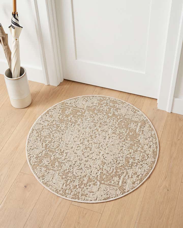 3' 1 x 3' 1 Easy-Clean Traditional Indoor / Outdoor Round Rug