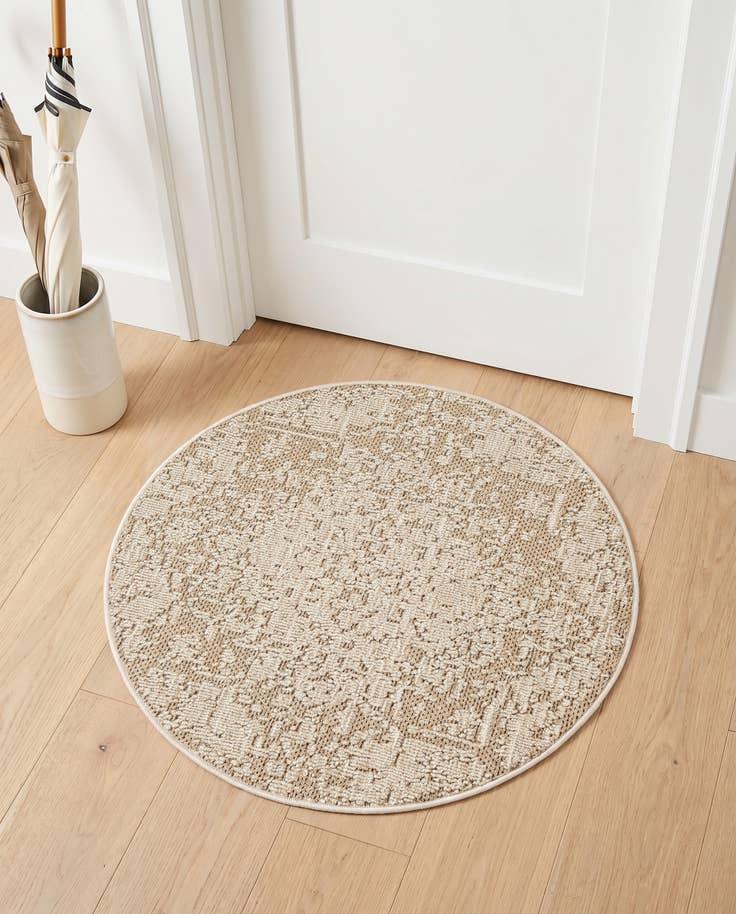 Detail image of 3' 1 x 3' 1 Easy-Clean Traditional Indoor / Outdoor Round Rug