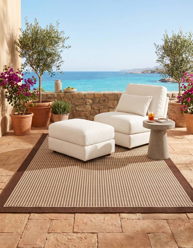Detail image of 4' x 6' Easy-Clean Border Indoor / Outdoor Rug