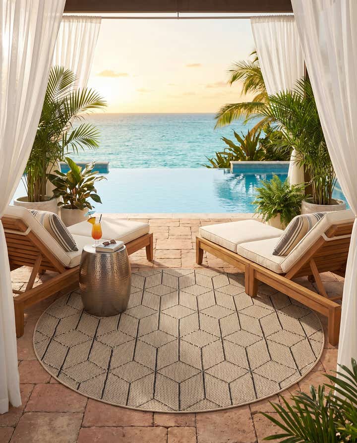 5' 3 x 5' 3 Easy-Clean Lattice Indoor / Outdoor Round Rug