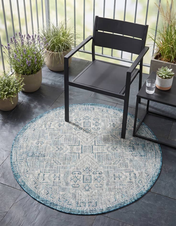 Detail image of 4' x 4' Easy-Clean Aztec Indoor / Outdoor Round Rug