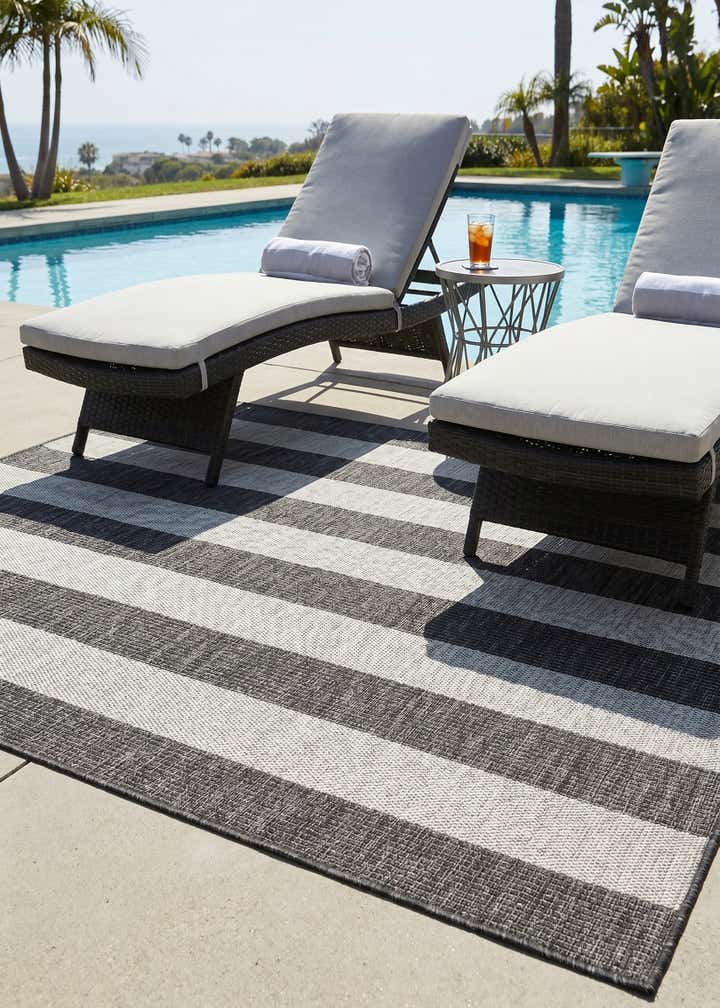 5' 3 x 7' Easy-Clean Striped Indoor / Outdoor Rug
