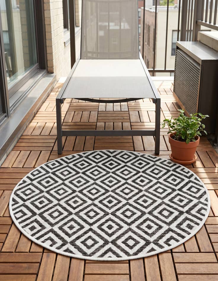 Detail image of 3' x 3' Easy-Clean Jill Zarin Costa Rica Indoor / Outdoor Round Rug