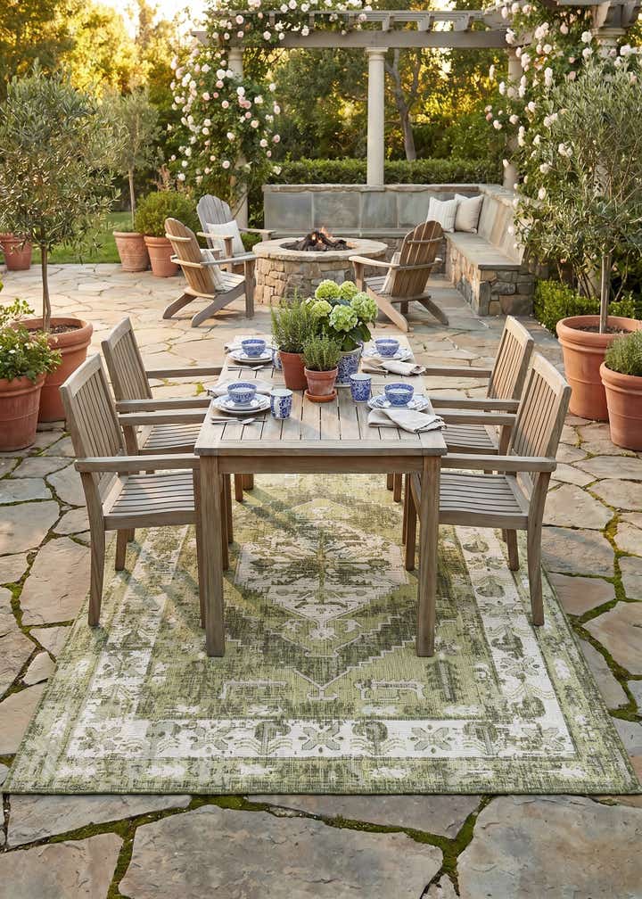 6' x 9' Easy-Clean Traditional Indoor / Outdoor Rug