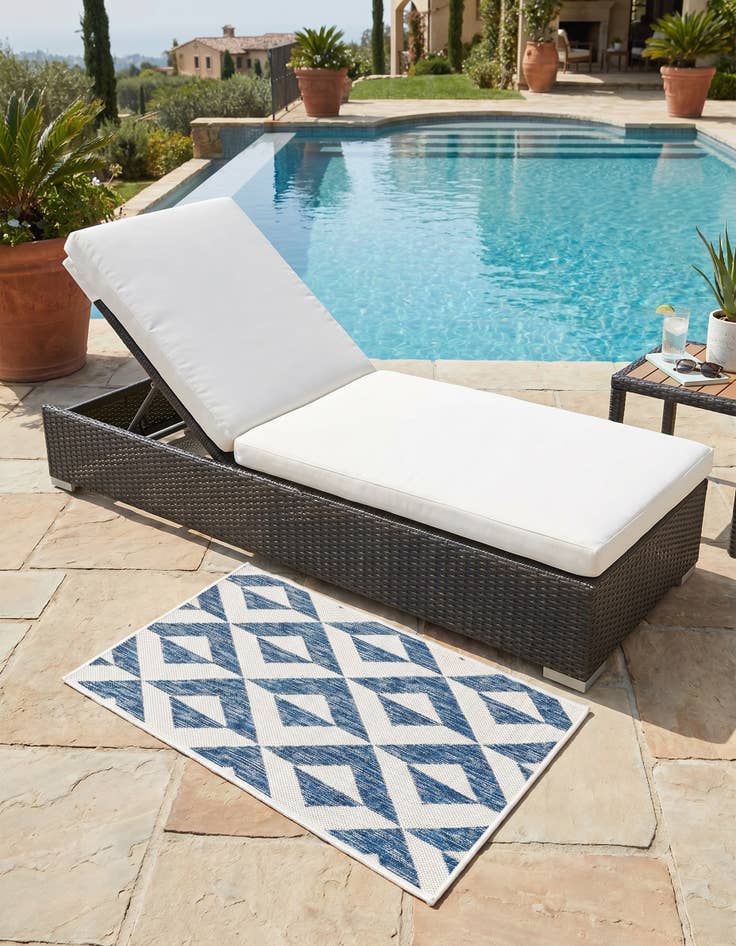 Detail image of 2' x 3' Easy-Clean Jill Zarin Napa Indoor / Outdoor Rug
