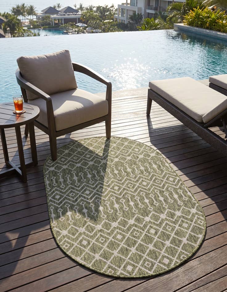 Detail image of 3' x 5' 3 Easy-Clean Lattice Indoor / Outdoor Oval Rug