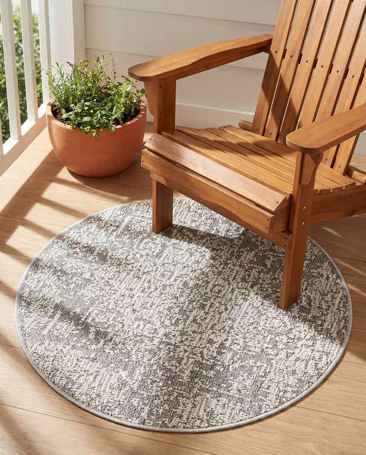 3' 1 x 3' 1 Easy-Clean Traditional Indoor / Outdoor Round Rug
