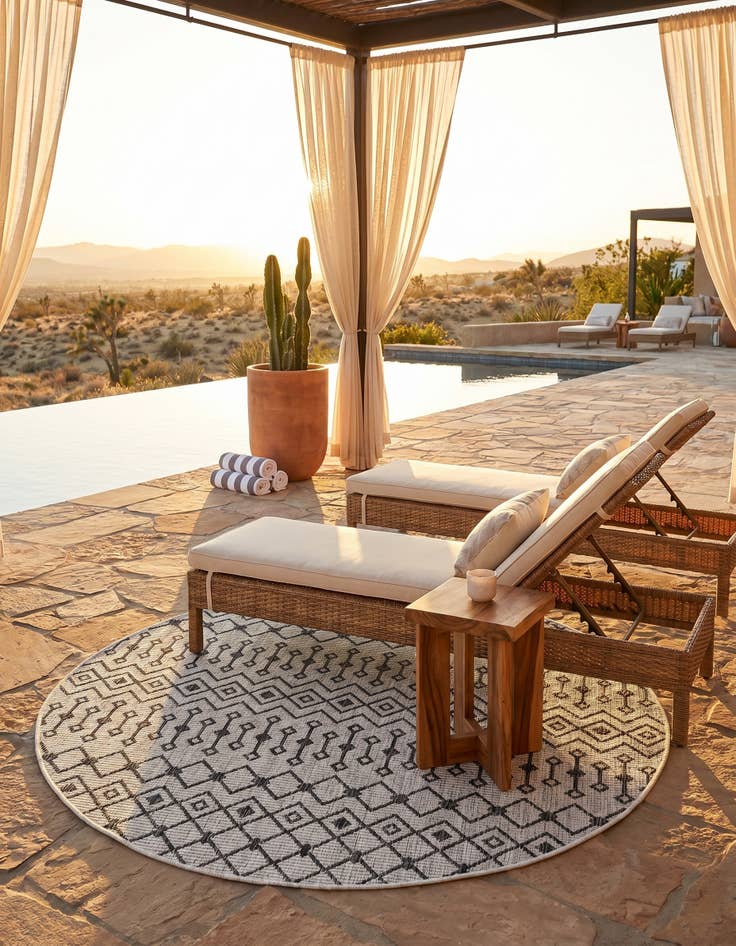 Detail image of 5' 3 x 5' 3 Easy-Clean Lattice Indoor / Outdoor Round Rug