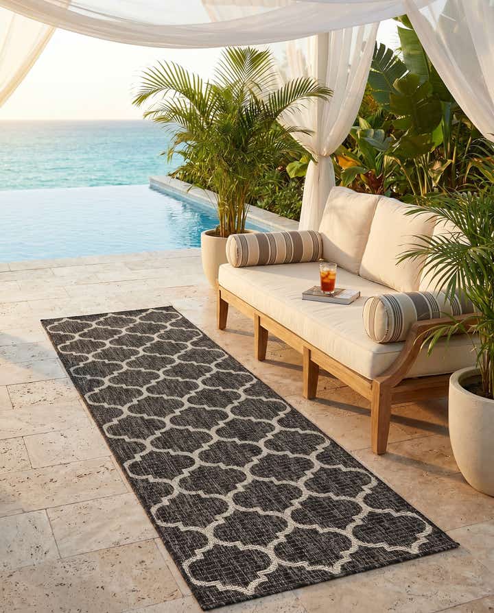 2' x 6' Easy-Clean Lattice Indoor / Outdoor Runner Rug