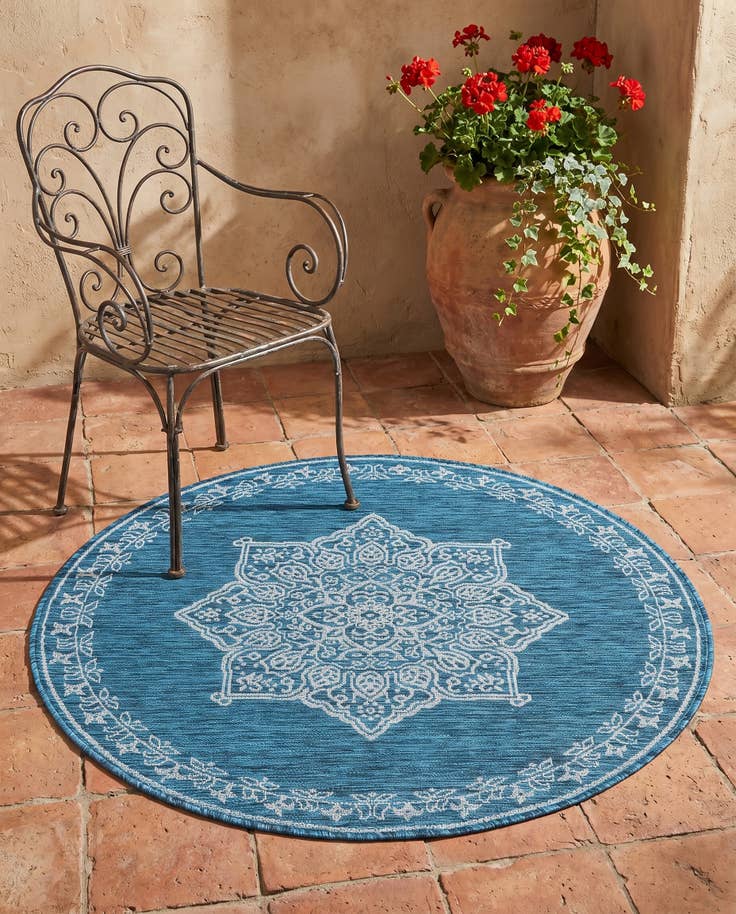 Detail image of 4' x 4' Easy-Clean Traditional Indoor / Outdoor Round Rug