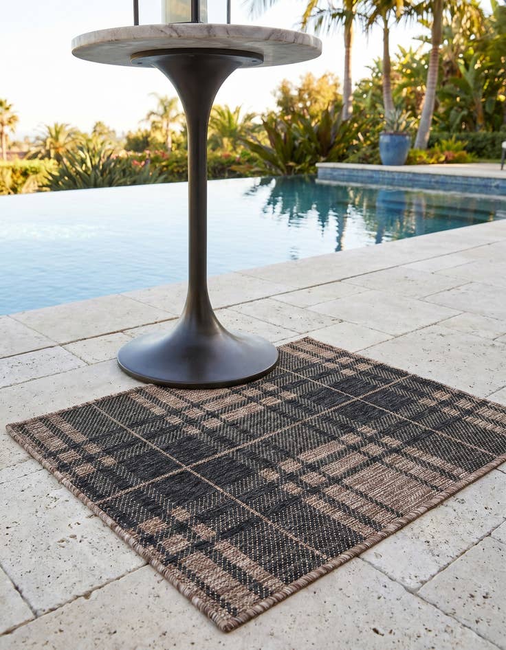 Detail image of 2' x 3' Easy-Clean Checkered Indoor / Outdoor Rug