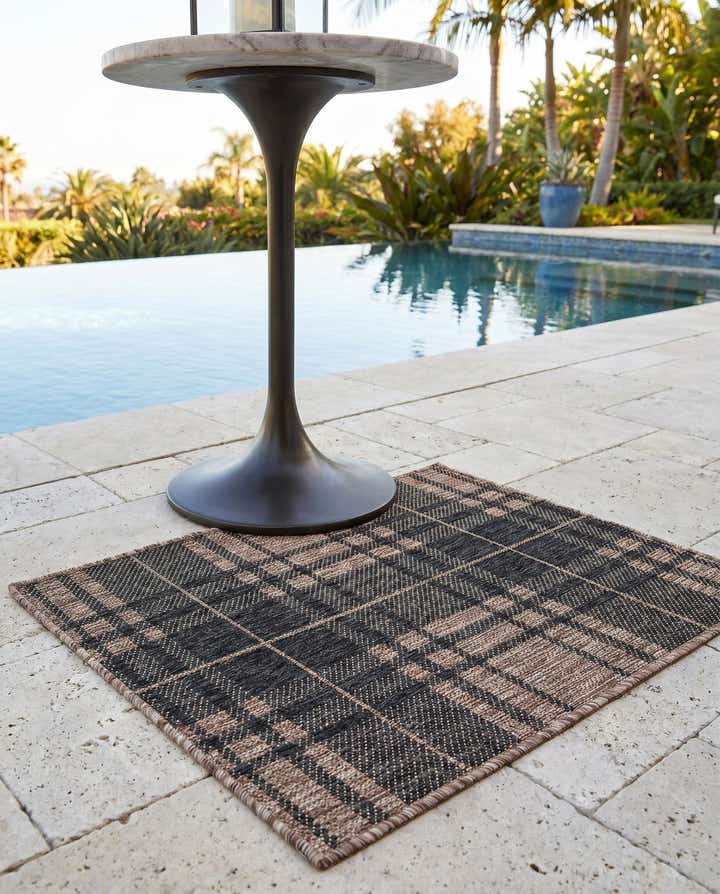 2' x 3' Easy-Clean Checkered Indoor / Outdoor Rug