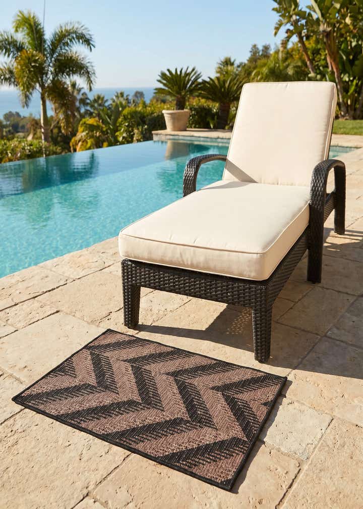 2' 2 x 3' Easy-Clean Modern Indoor / Outdoor Rug
