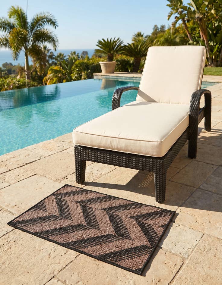 Detail image of 2' 2 x 3' Easy-Clean Modern Indoor / Outdoor Rug