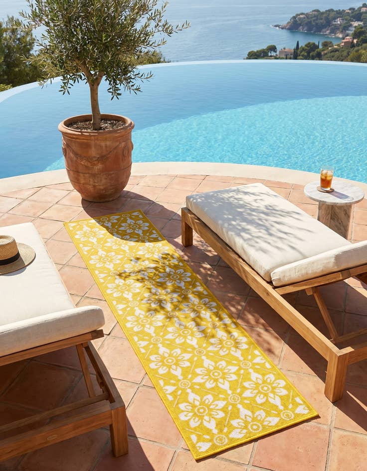 Detail image of 2' x 8' Easy-Clean Trellis Indoor / Outdoor Runner Rug