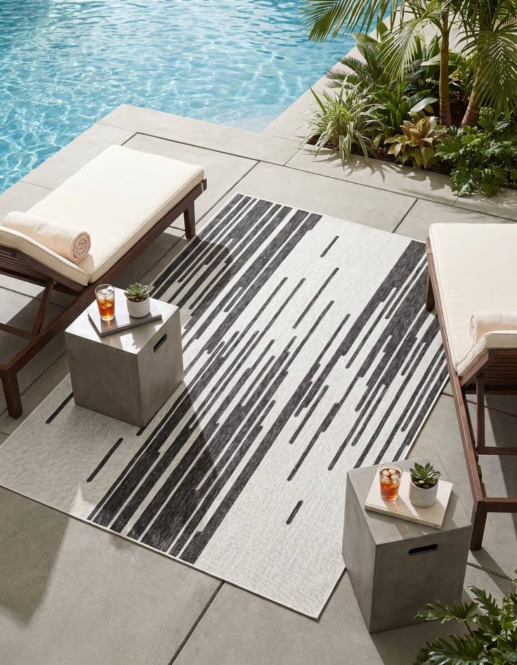 Detail image of 5' 3 x 8' Easy-Clean Modern Indoor / Outdoor Rug