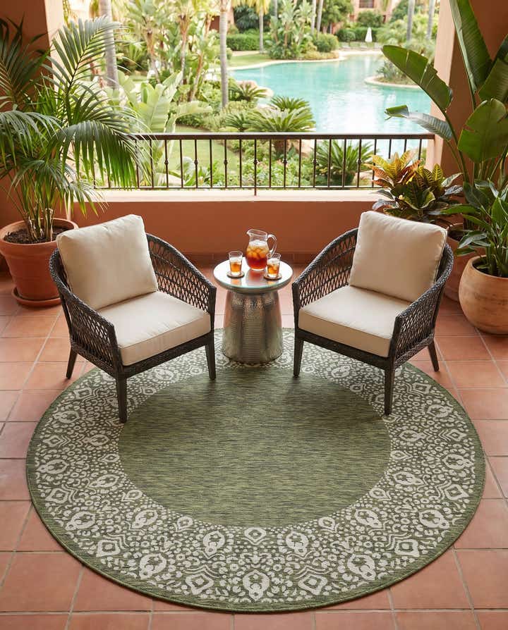7' 10 x 7' 10 Easy-Clean Border Indoor / Outdoor Round Rug